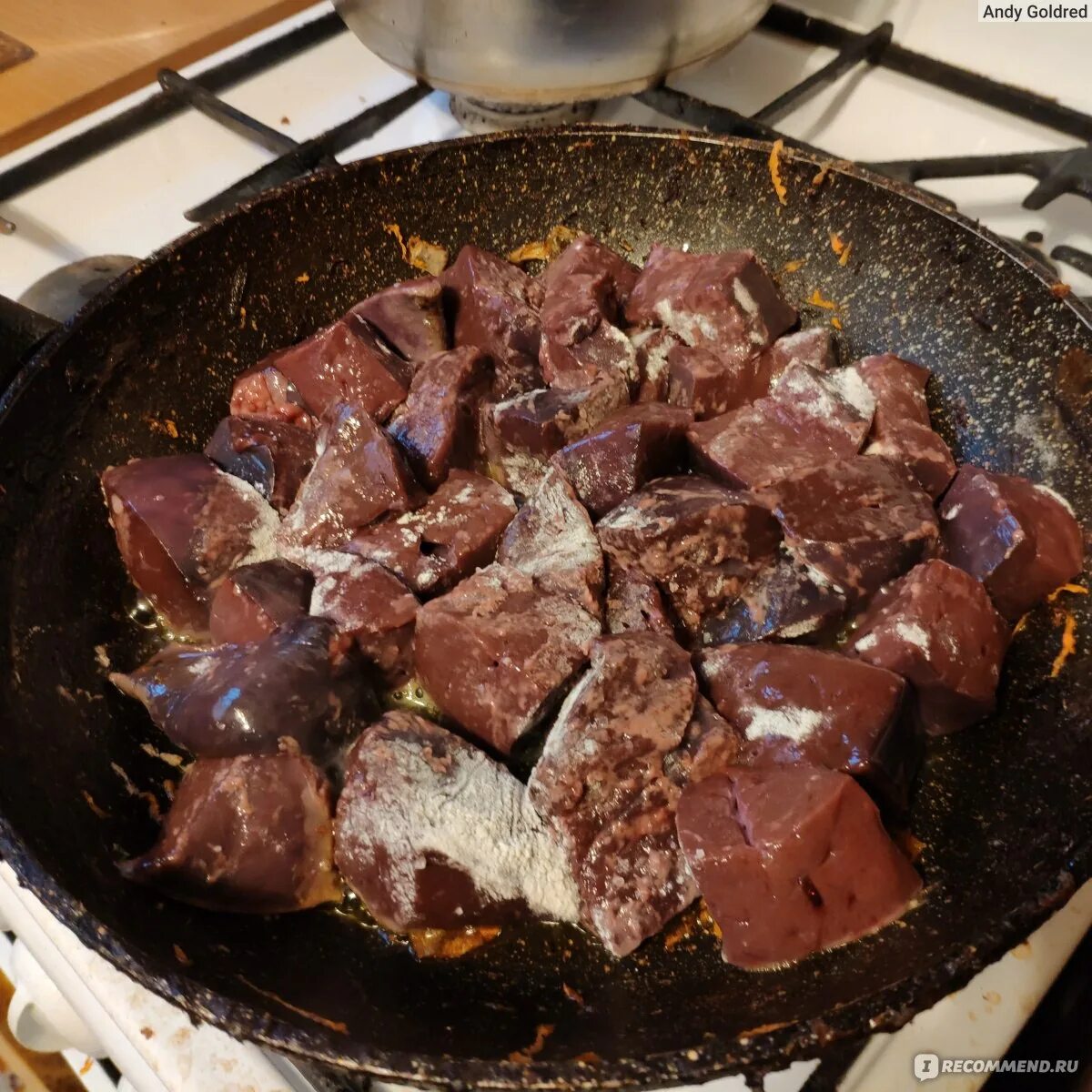 Пожарить печень говяжью кусками. Печень на сковороде. Печень говяжья с луком на сковороде. Мягкая говяжья печень на сковороде. Жареная говядина кусочками в духовке.