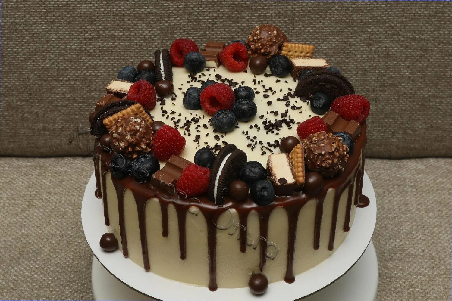 Торт домашний для мужчины. Украшение торта. Декор торта для мужчины. Красивое украшение торта. Украшение шоколадного торта для мужчины.