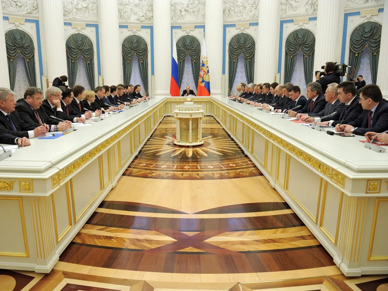 места в правительстве страны на