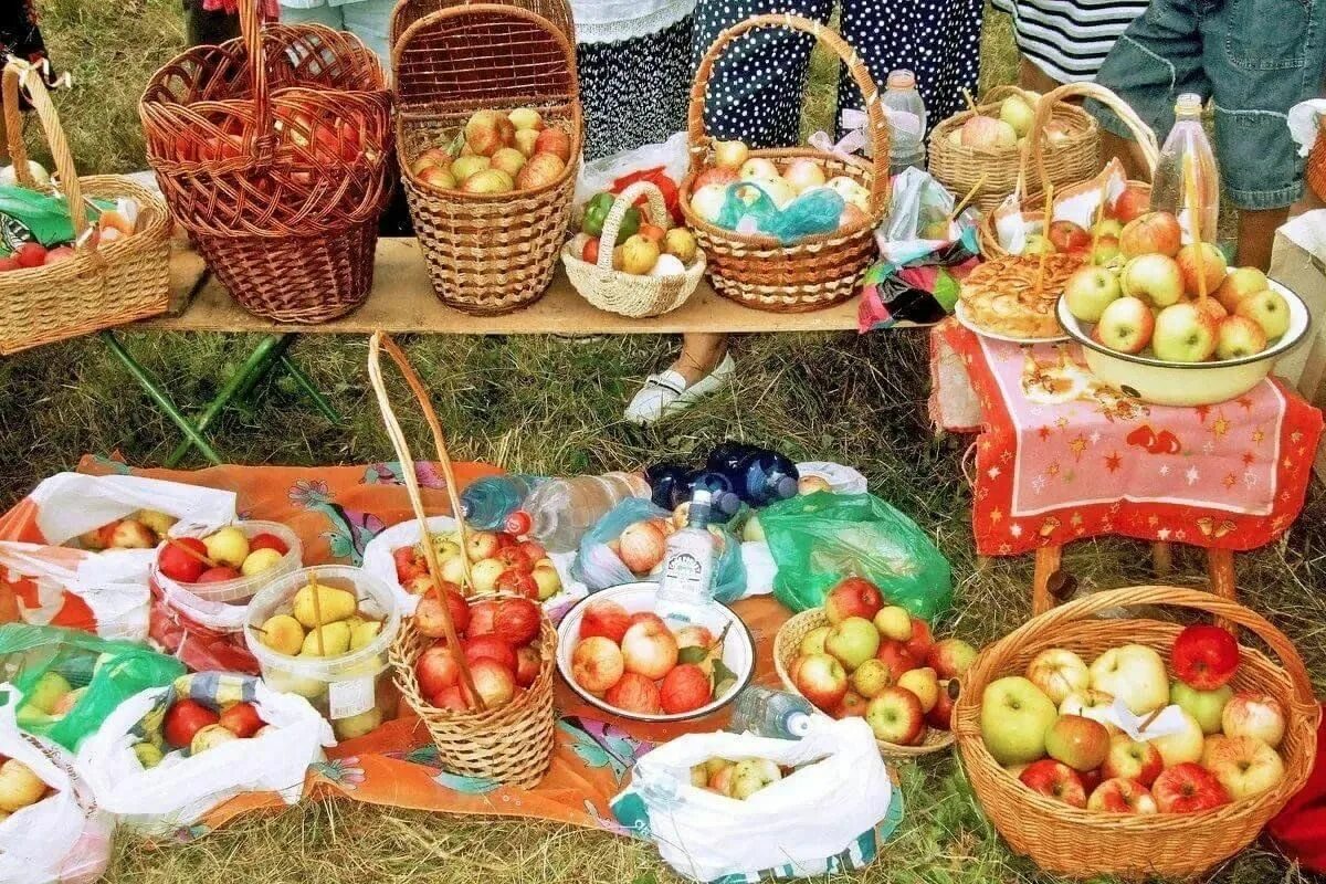 В праздник яблочный спас можно работать. В праздник яблочный спас можно работать. Праздник яблока в детском саду. В праздник яблочный спас можно работать. Поздравительные открытки с яблочным спасом.