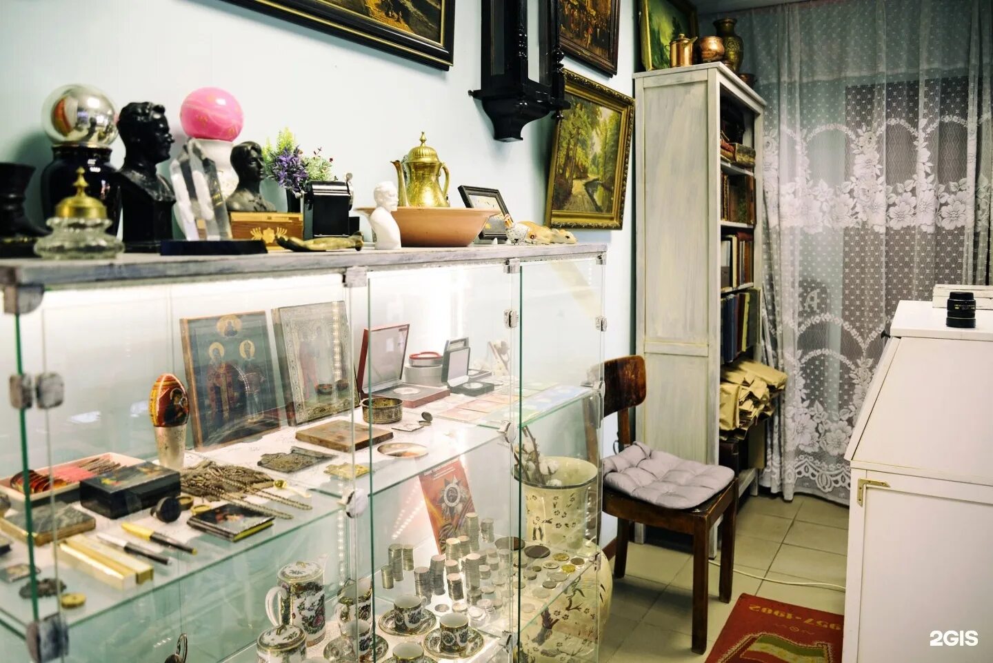 антикварная лавка. реклама антикварного магазина. антикварные магазины в уфе. антикварный салон потёртый шик, санкт-петербург. комиссионный магазин антик москва а.