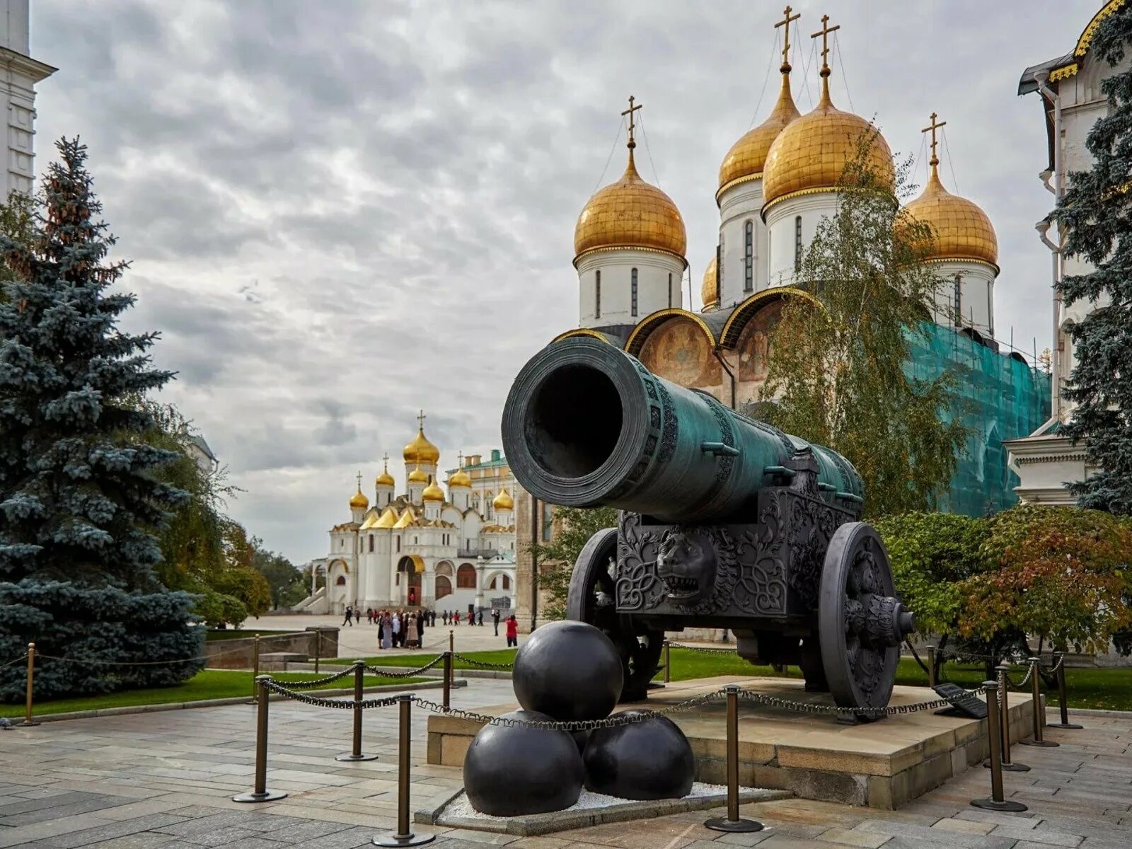 Москва Кремль царь пушка царь колокол. Соборная площадь Кремля царь пушка. Территория. Кремля. Царь. Колокол. Пушка. Достопримечательности Московского Кремля царь пушка