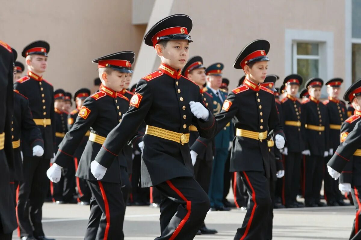 Кадетское после 9. Кадеты Суворовского училища. СВУ Суворовское военное училище. Кадеты Суворовского училища Москва. Кадеты Суворовского военного училища.