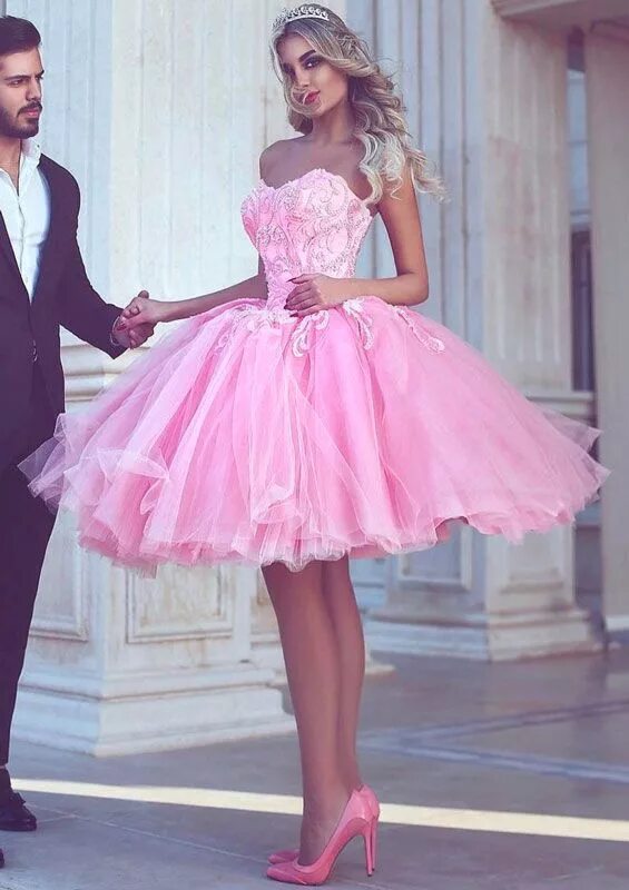 Зубная фея скала джонсон. Юноша и девушка в розовом платье. Девушка в саду в сиреневом платье. Зубная фея мужик. Парень в розовом платье.