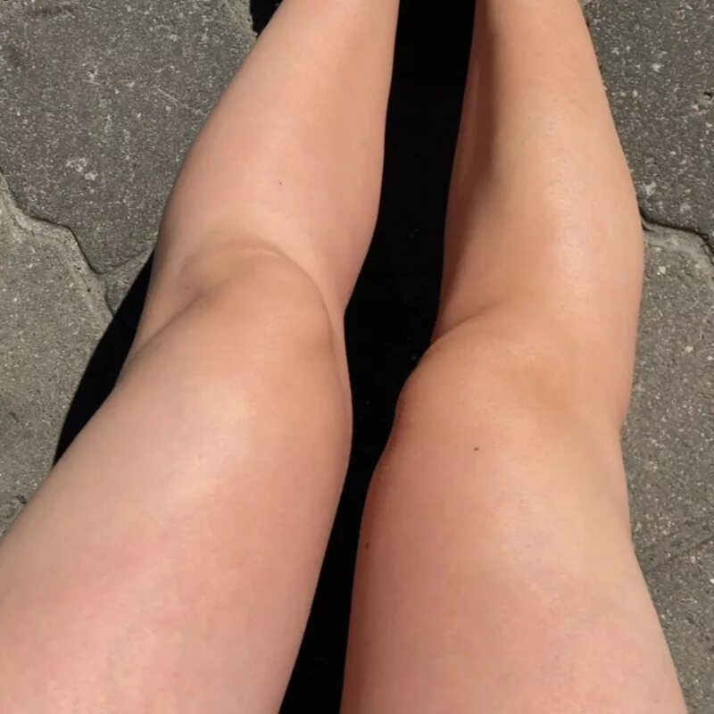 Бледные ноги. Бледные женские ноги. Светлые волосы на загорелых ногах. Красивые бледные женские ноги. Холодные бледные ноги