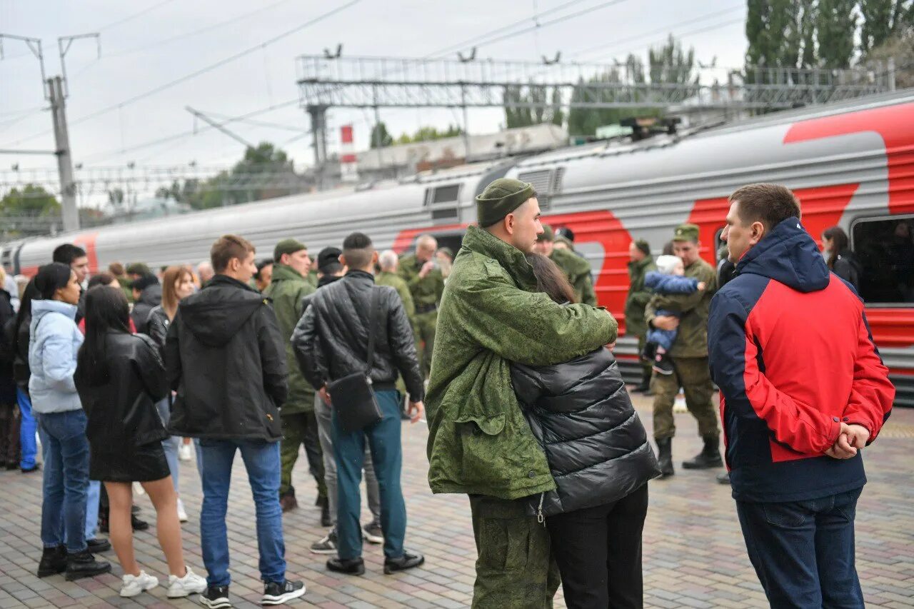 Россия проводит мобилизацию. Мобилизованные на вокзале в Саратове. Проводы на вокзале. Провожающие на вокзале. Проводы военнослужащих.