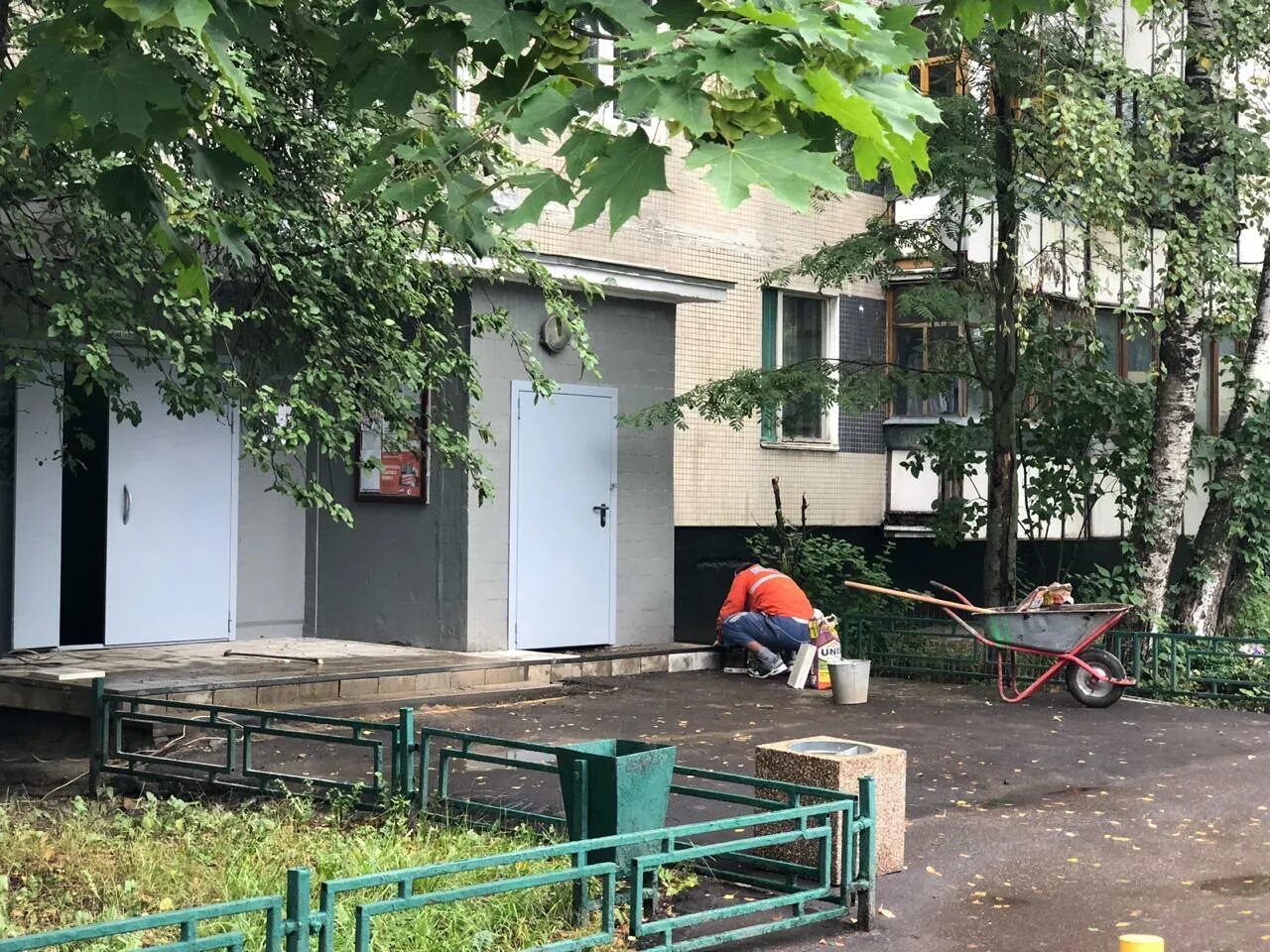 Благоустройство подъездов. Зеленоград дворы. благоустройство подъезда. двор подъезд. метро академическая дворы.