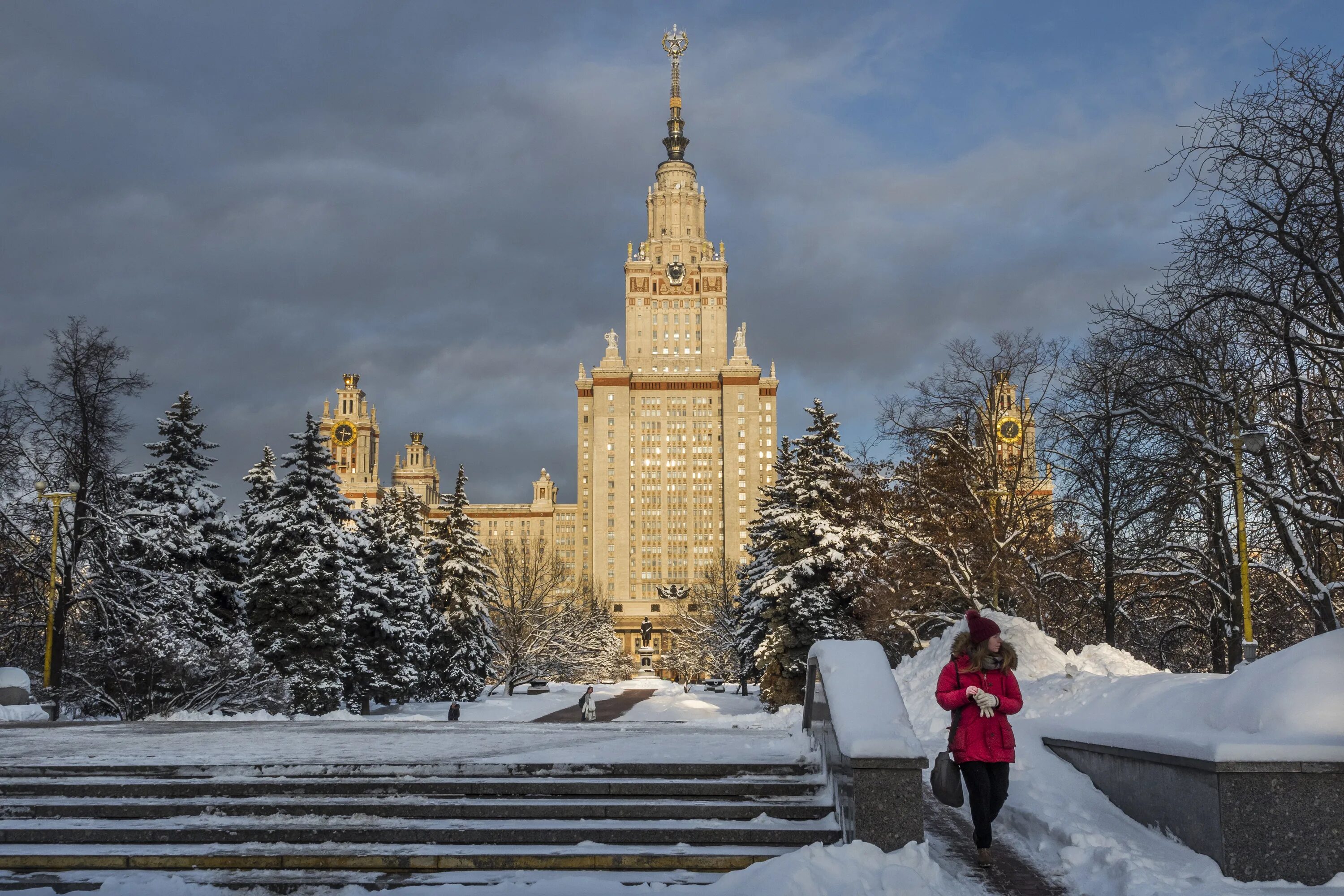 Мгу писать. Мгу 2025. здание мгу 2025. мгу зима. мгу снег.