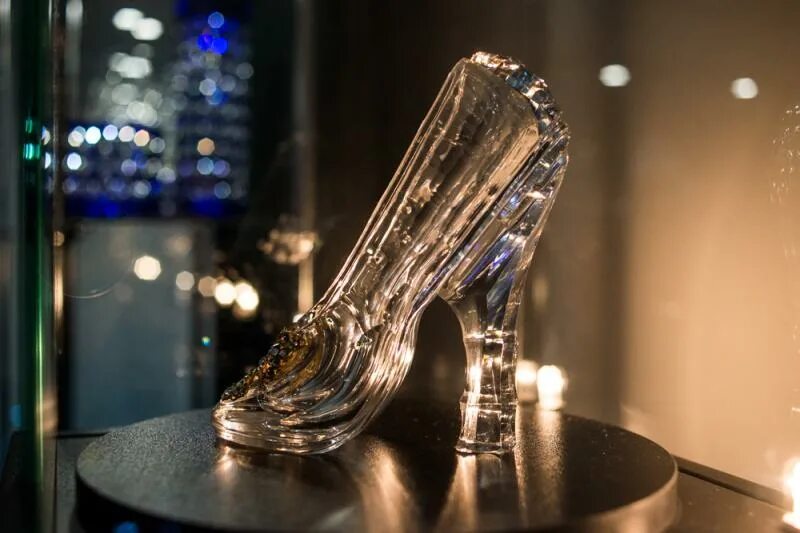 Хрустальная туфелька золушки. Хрустальные туфли. Хрустальный башмачок гусь хрустальный. Хрустальные туфли. Хрустальная туфелька.