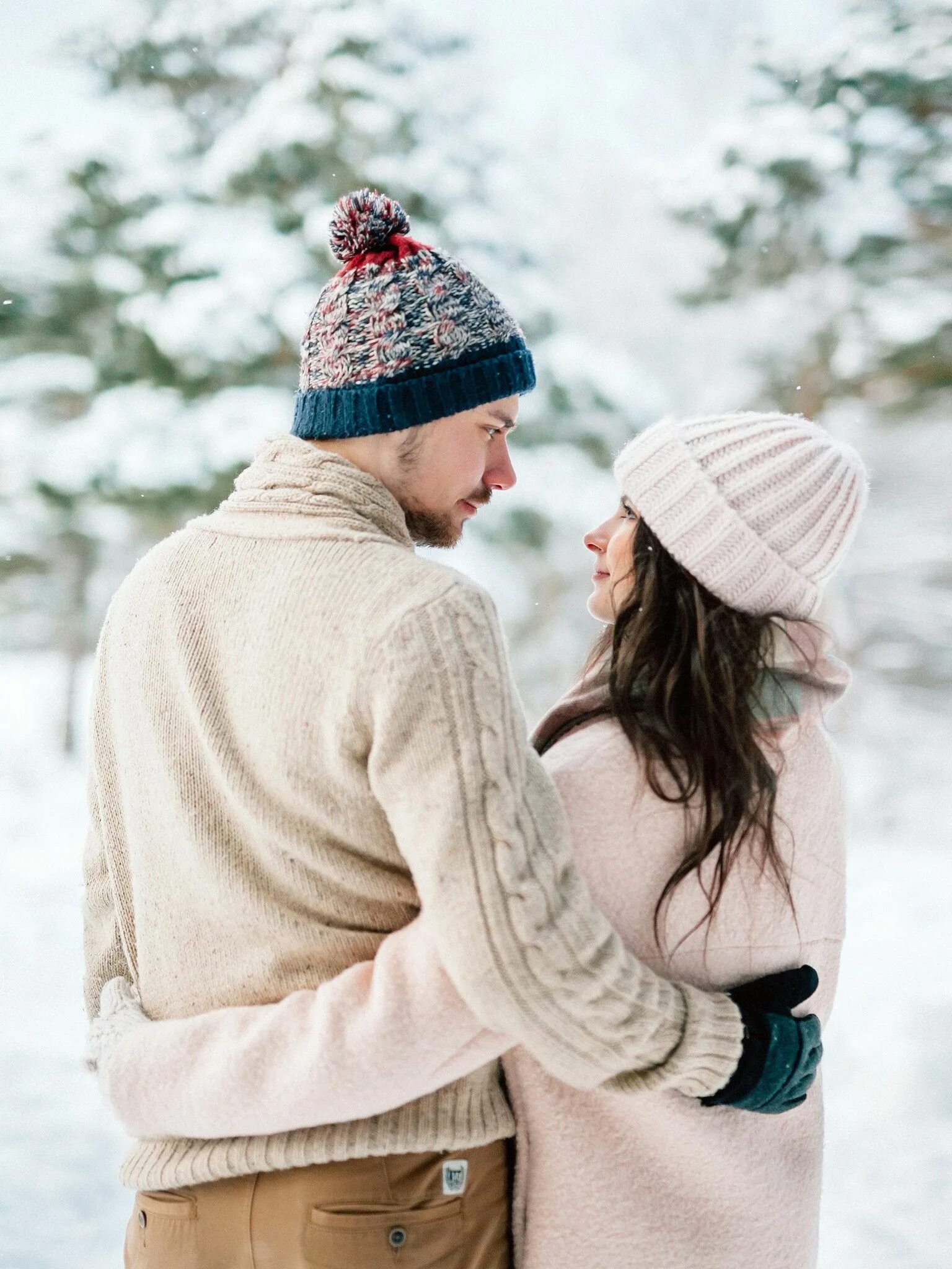 Парные фото зимой Cozy winter couple shoot beanies coats blankets snuggling snowy mountains pine t