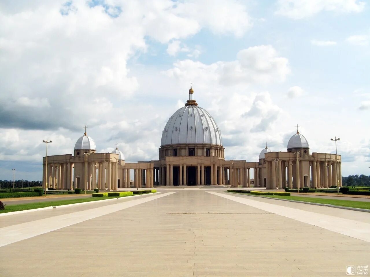 Нотр дам де ла пэ. Ямусукро собор богоматери. Ямусукро кот-д ивуар. Ямусукро храм. Собор в ямусукро.