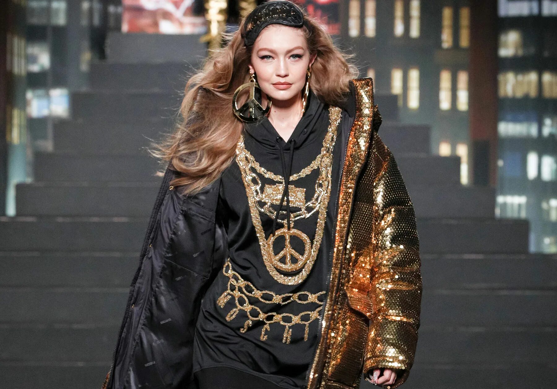 Son show. Showing son. Jean paul gaultier fait son show. Эминем в комбинезоне. Милен фармер готье.