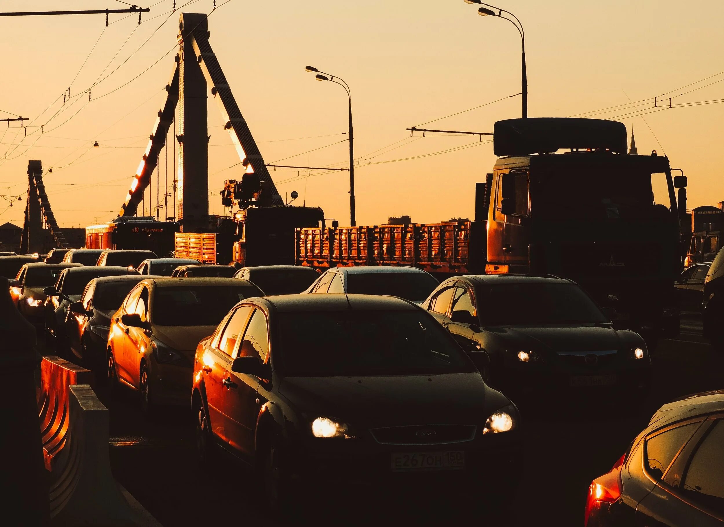 Старый мост пробка астрахань сейчас. Пробки в крыму. Пакер пробка мостовая. Пробка на дороге. Мост фото.
