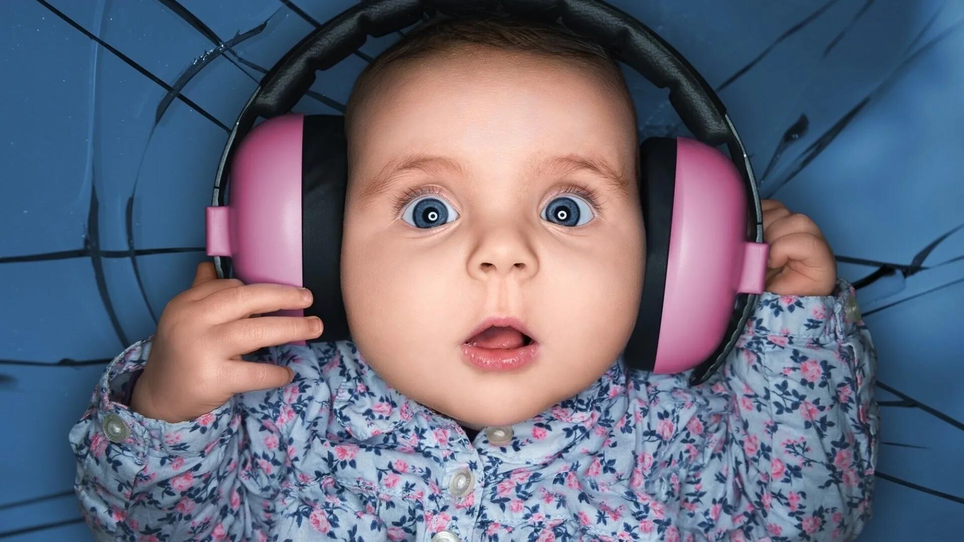 Наушники на человеке. Человек с наушниками. Наушники животные. Веселые матрешки ноты. Человек слушает музыку.