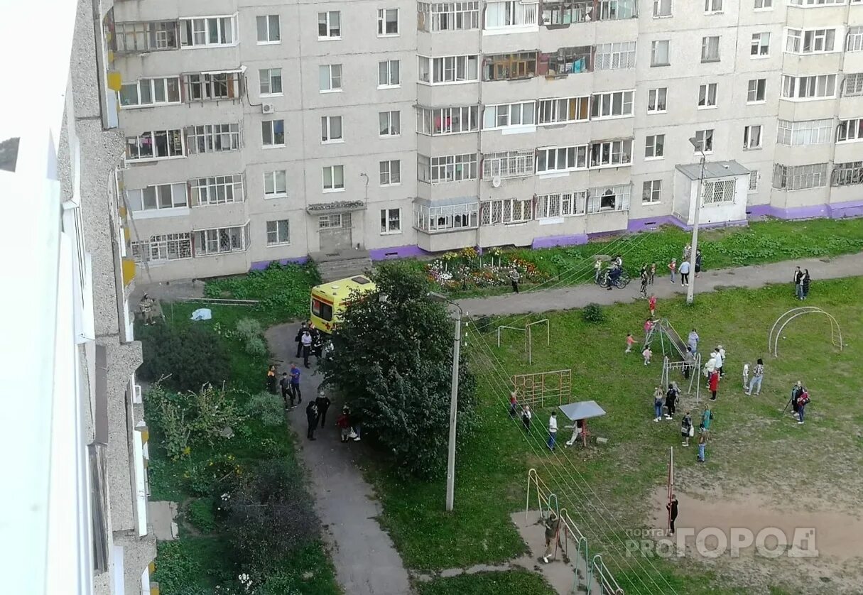 Женщина выпала из окна чебоксары. Женщина выпала из окна чебоксары. Город в окне. В чебоксарах упала девушка с 9 этажа. В новочебоксарске ребенок выпал из окна 01.