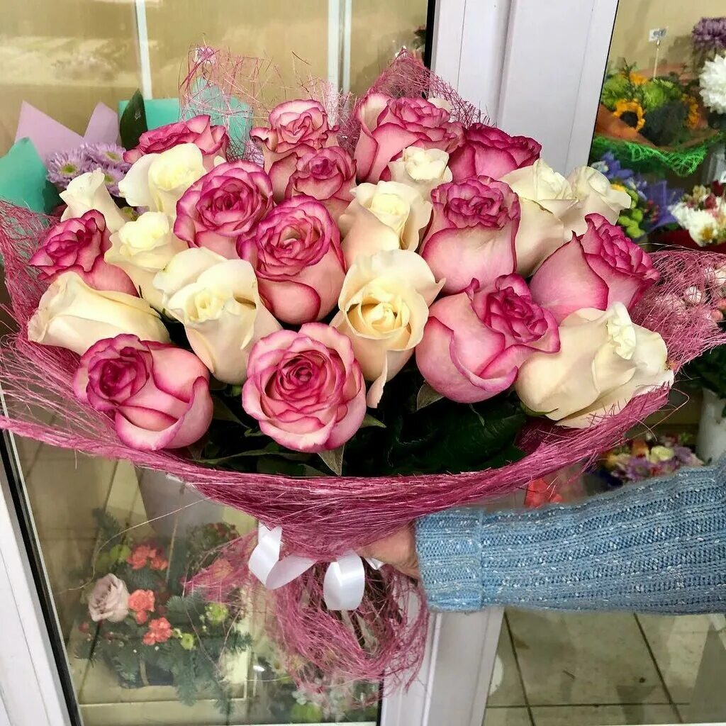Цветочный магазин букет. Букеты цветов в магазине. Цветочный магазин букеты. Букет цветов в цветочном магазине. Розы в цветочном магазине.