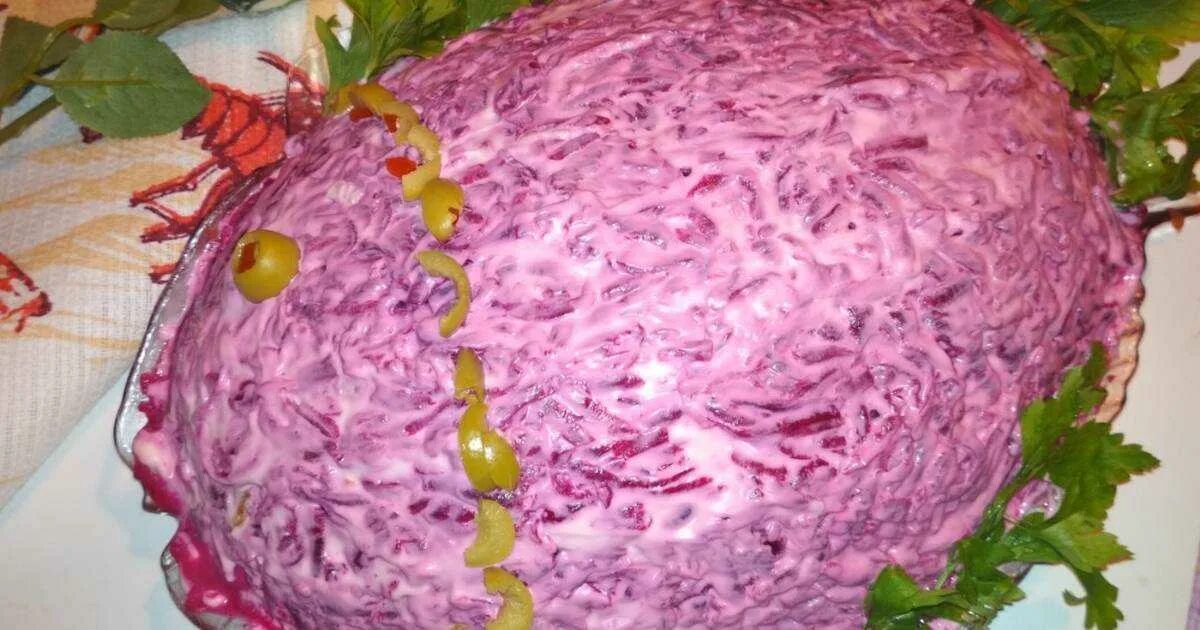 Сельдь под шубой слои. Селедка под шубой. Украшение селедки под шубой. Шуба салат. Как делается шуба.