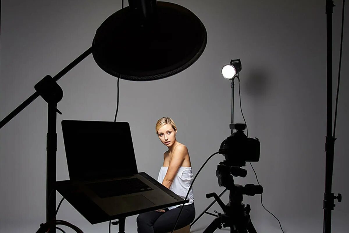 Фотограф со студией. Фотостудия портретная съемка. Фотограф со студией. Фотограф предметник. Фотограф фотографирует в студии.