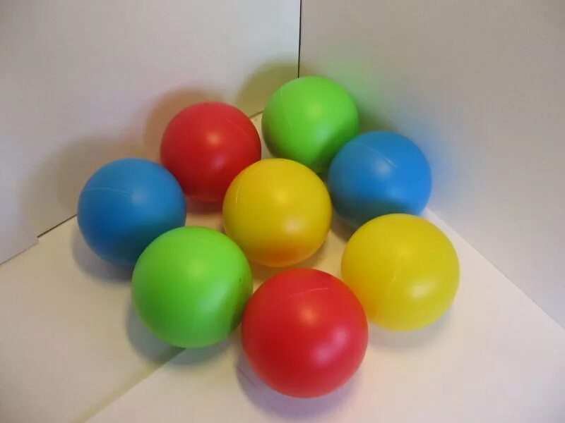 15 игрушек шаров. Разноцветные пластмассовые шары. Разноцветные шарики пластиковые. Пластиковый мячик. Шарик из пластмассы.
