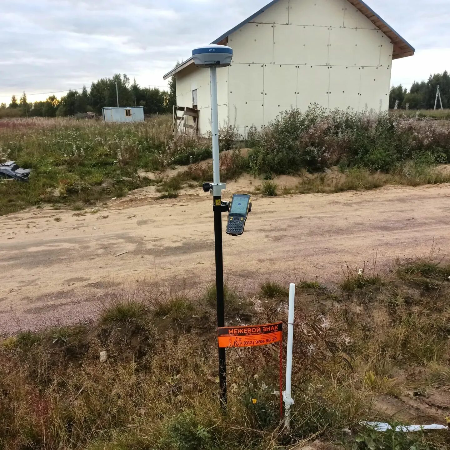 вынос межевых знаков в натуру. межевание участка. колышки для межевания. вынос межевых знаков в натуру. прибор для межевания.