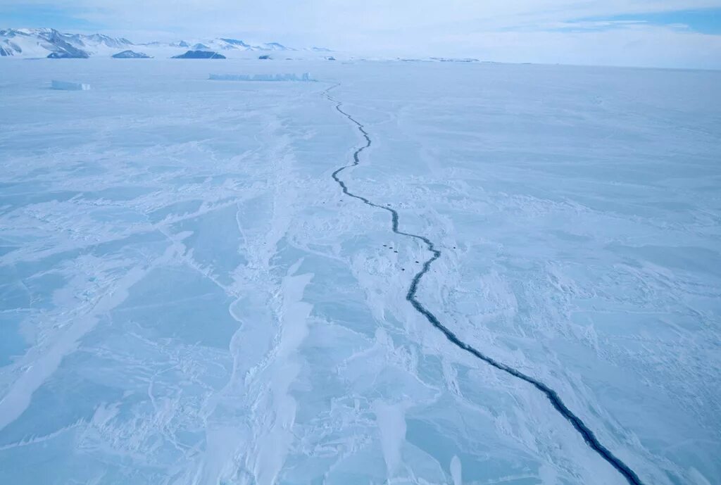 Трещины на льду. Раскол льда на Байкале. Поверхность льда. Треснувший лед.
