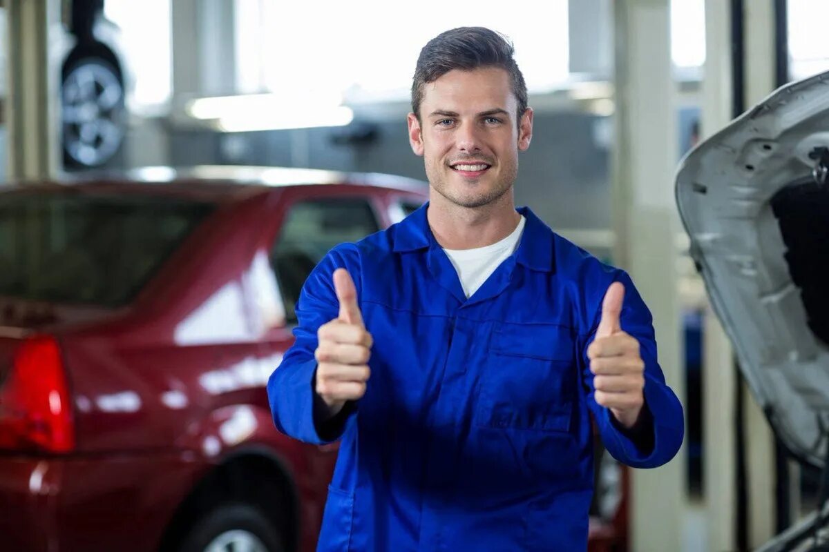 Sweety fox auto mechanic. Автомеханик. Работник автосервиса. Парень автомеханик. Человек в автосервисе.