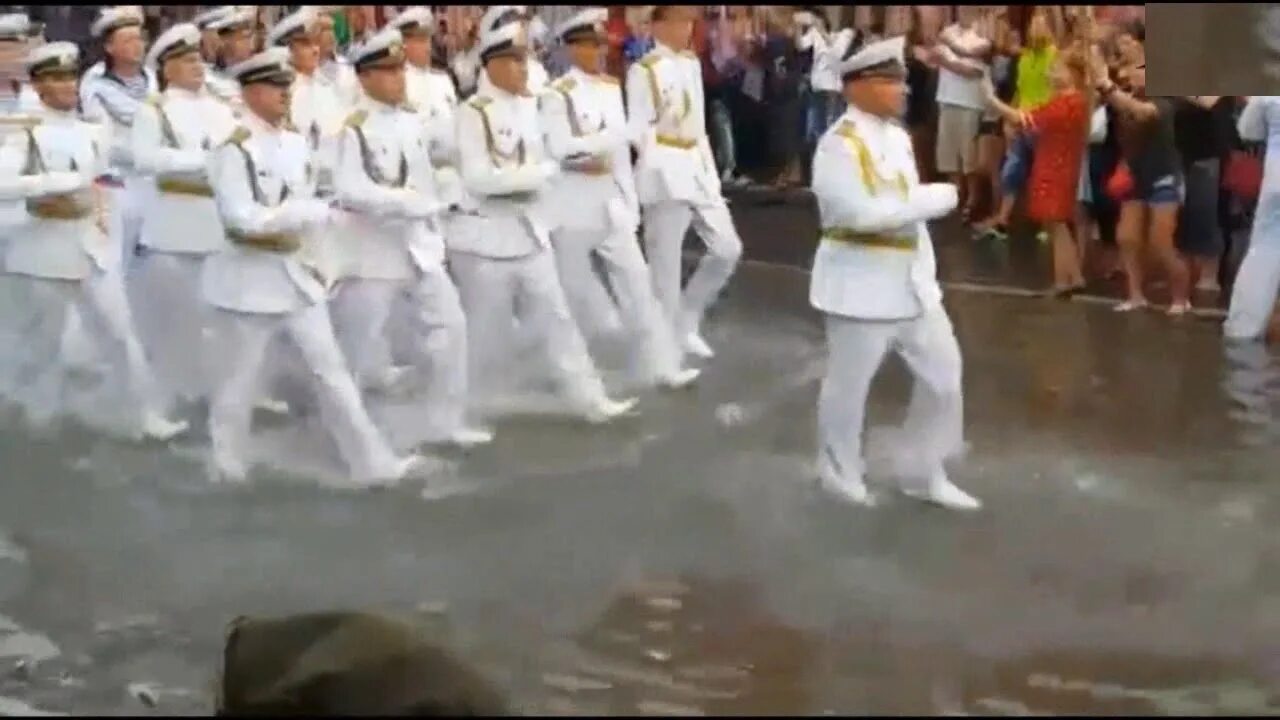 Парад в Паттайе русских моряков. Русские моряки маршируют по воде на параде в Таиланде. Марш российских моряков в Тайланде. Наши моряки маршируют в Тайланде. Прощание славянки на тайланде под прощание