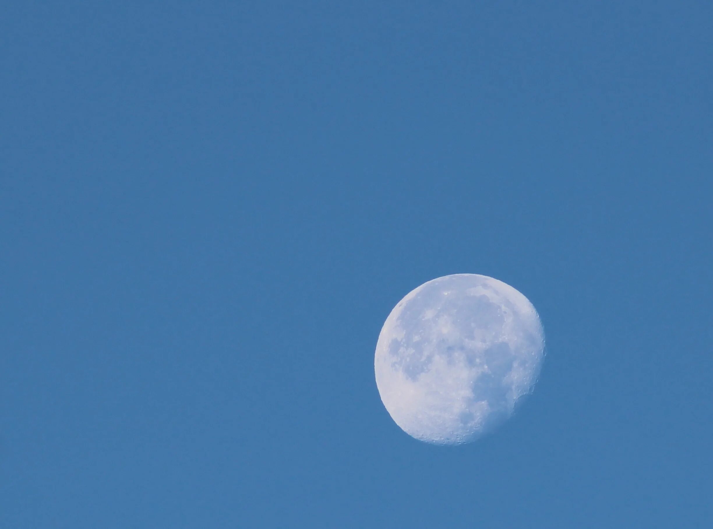 Большая чистая луна. Луна днем. Луна днем фото. Луна на голубом небе фото. Day Sky Moon.