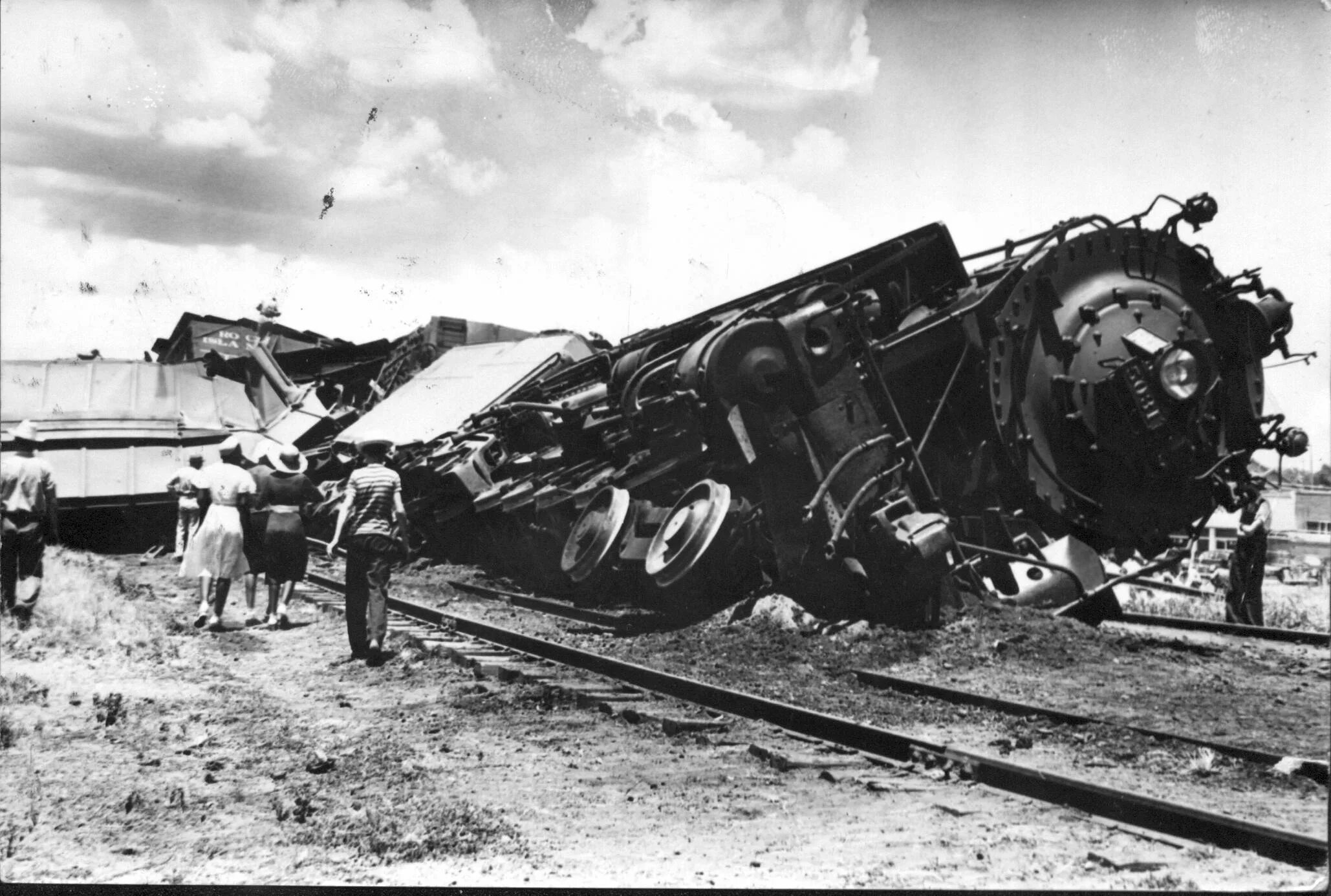 Поезд великой отечественной войны. Поезд под откос 1941. Паровозы Германии второй мировой войны. Поезд под откос. Паровоз времен Великой Отечественной войны.