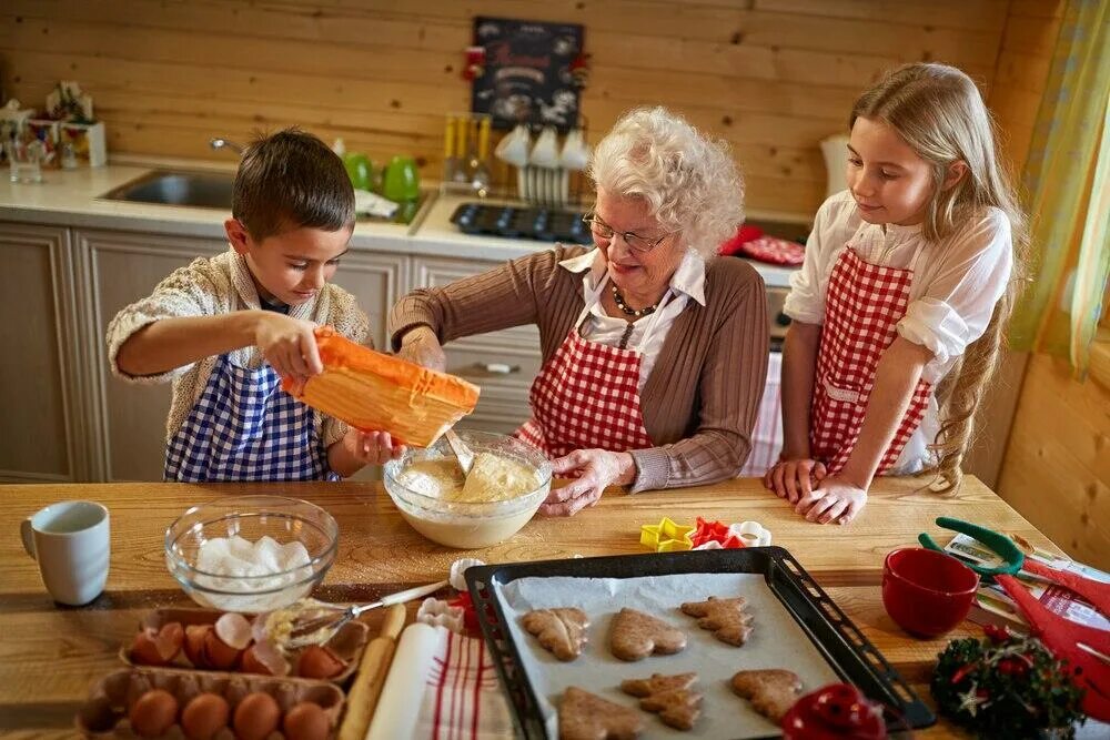 Бабушке помогала по дому. Бабушка на кухне с детьми и внуками. Помогать бабушке и дедушке. Поездка к бабушке и дедушке. Фотосессия на кухне печенье.