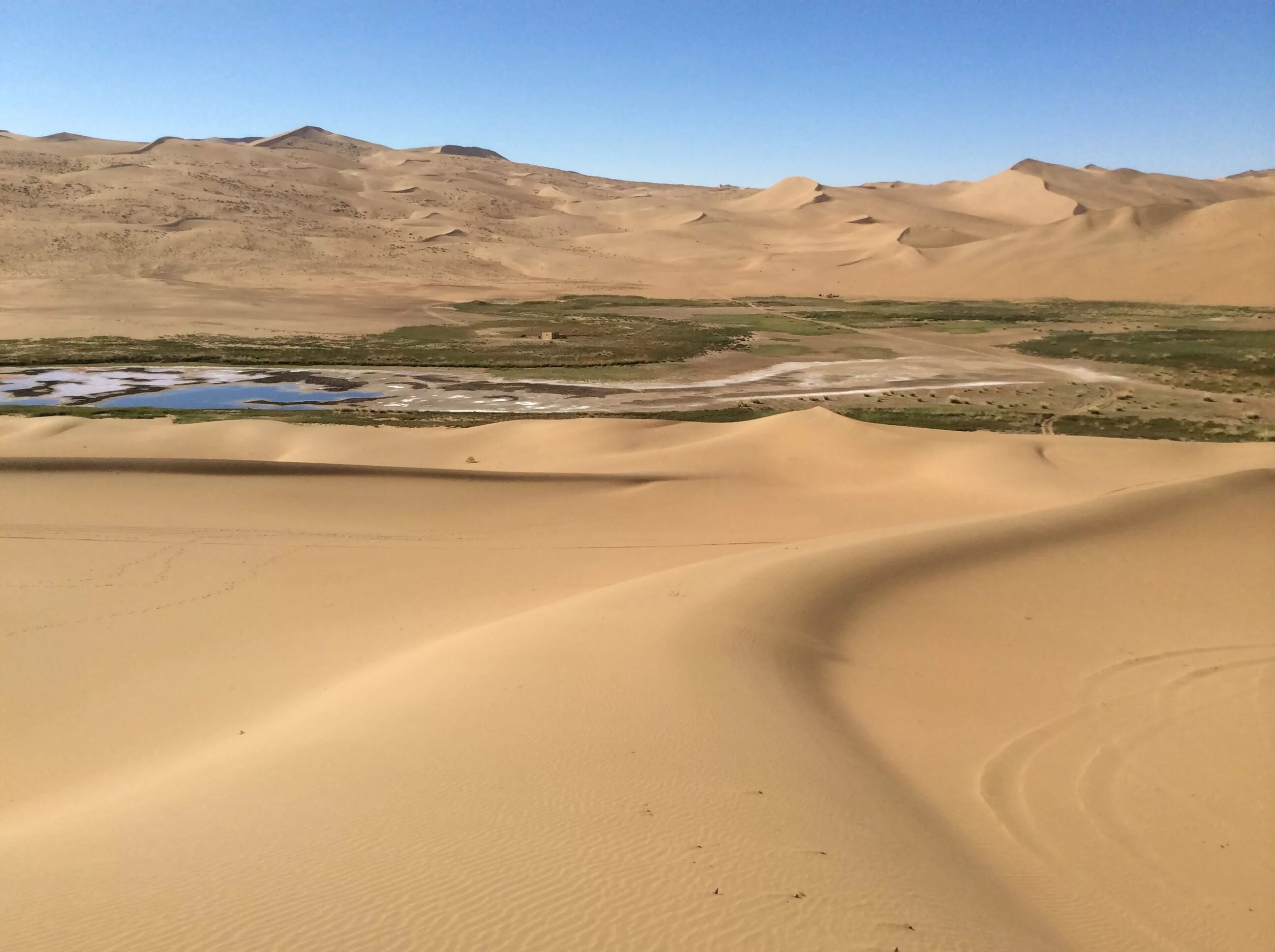 Гоби это пустыня. Пески пустыни Гоби. Пустыня Гоби Евразия. Пустыня Гоби Монголия Хуанхэ. Река в пустыне Гоби.
