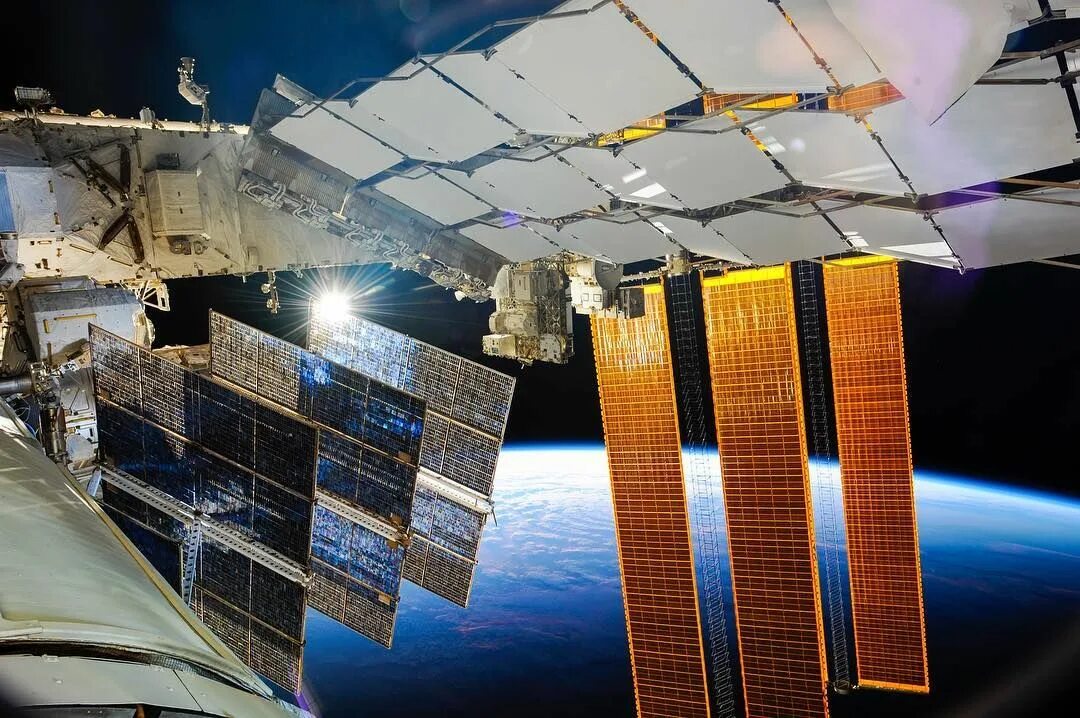 Какая космическая станция сейчас работает. Космическая станция МКС. Солнечные батареи МКС 1990. Роскосмос станция. Орбита станции МКС.