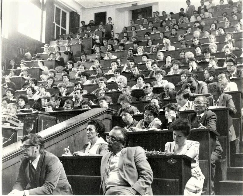 Успешный оратор. Бизнес мероприятия. Блестящее выступление ученого на публичном собрании. Оратор эстетика. Оратор и аудитория.