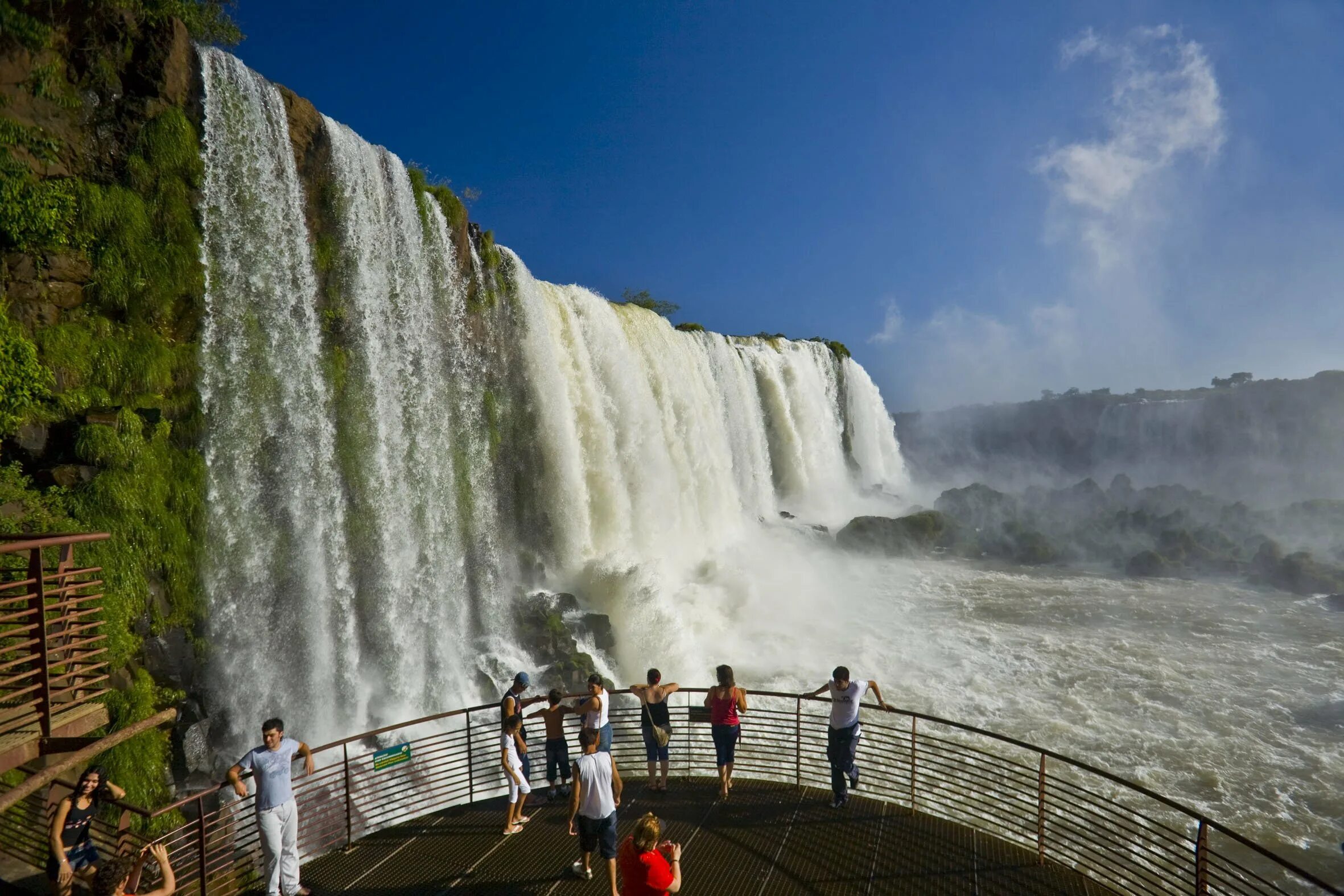 Высота самого большого водопада. Водопады Игуасу Аргентина Бразилия. Водопад Игуасу смотровая площадка. Игуасу национальный парк Аргентина смотровая. Водопады Фоз де Игуасу.