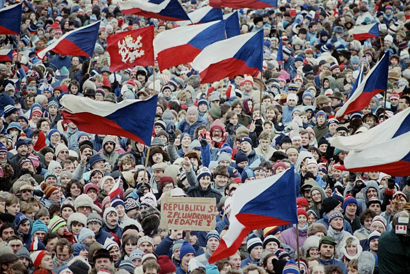 Понятие бархатная революция. Чехословакия 1989. бархатная революция 1989. бархатная революция. чехословакия. 1989 год. бархатные революции в восточной европе.
