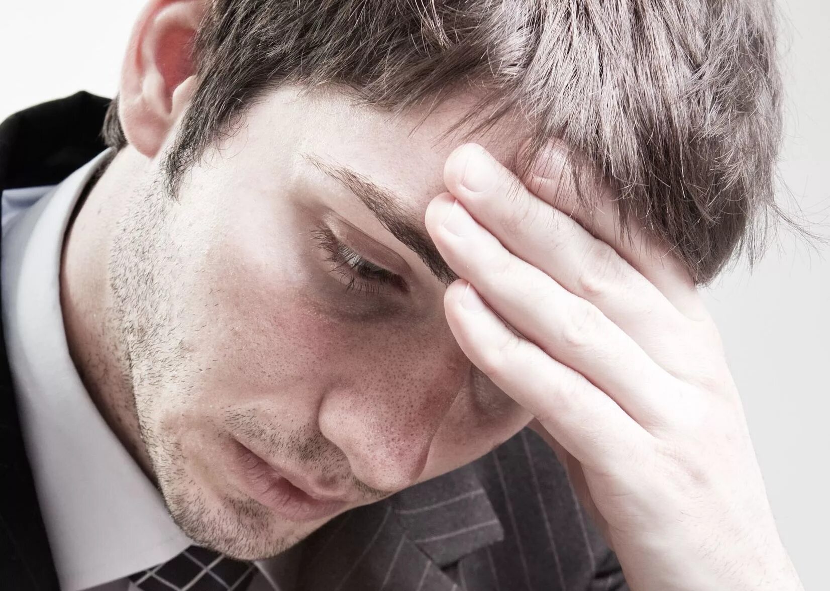 Досада. Расстроенный мужчина. Лемесев александр ульяновск. Человек в отчаянии. Парень схватился за голову.