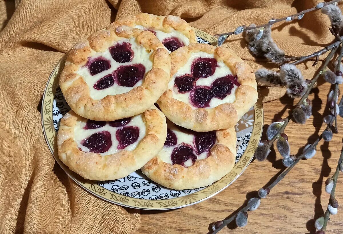 Sweet Cherry Filled Buns (Vatrushka Recipe) Vatrushka recipe, Cherry recipes, Sw