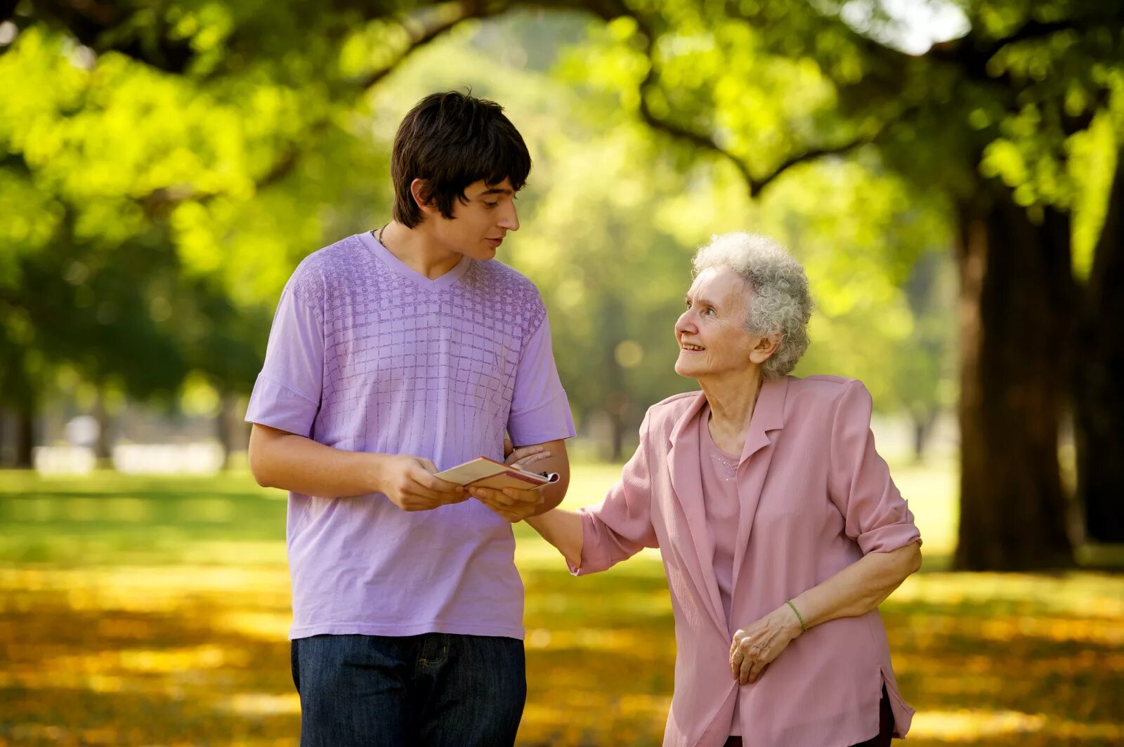 Older woman and younger man. Уважение к пожилым. Общение с пожилыми. Пожилые и молодые люди. Общение с пожилым человеком.