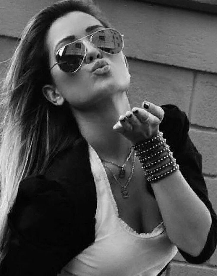 Планы на выходные статус. Средний палец во рту. Дерзкая брюнетка. Стервозные стихи. Стихи про блудницу.