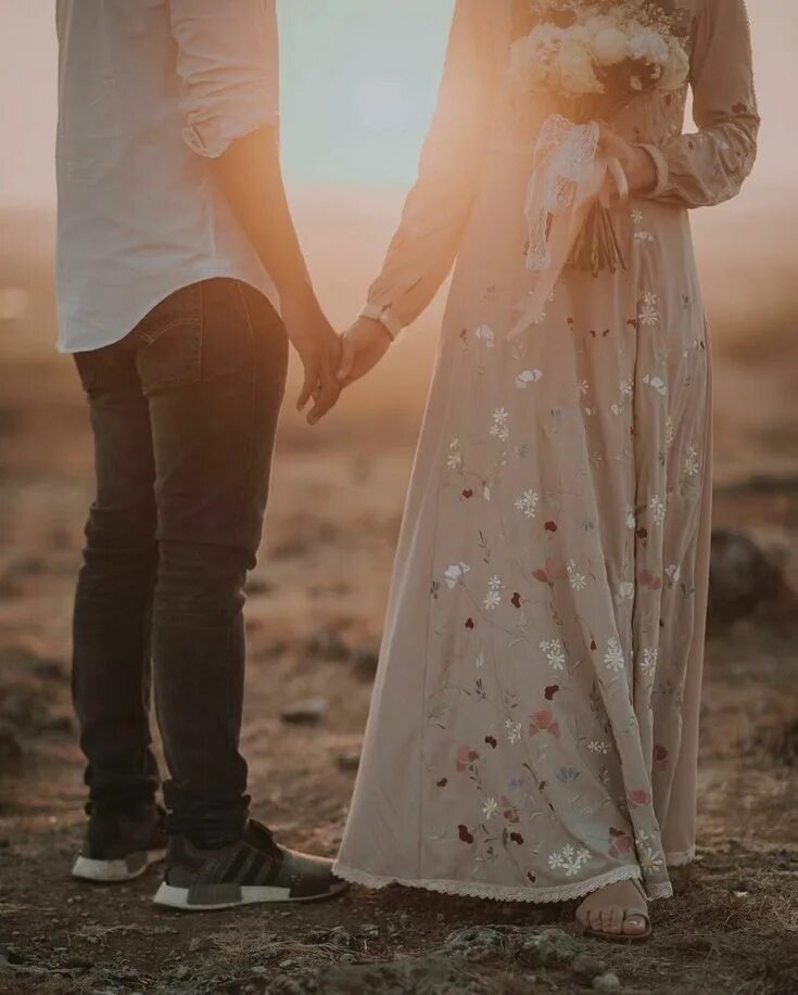 Объятия влюбленных. Мужчина и женщина. Фотосессия влюбленных пар в студии. Мусульманка с парнем. Красивые пары.