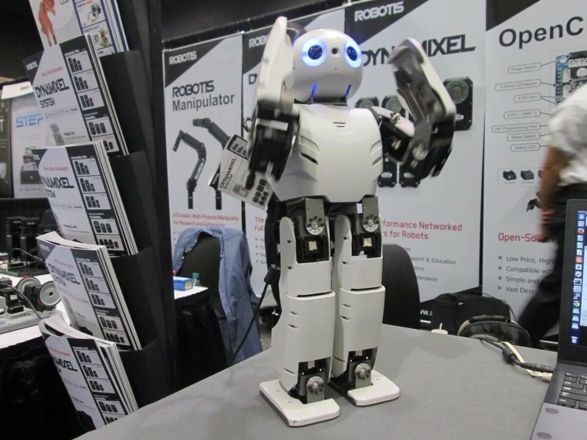 Выставка роботов магнитогорск. Выставка роботов. Выставка по робототехнике. Выставка современных роботов. Робот с выставки робототехники.