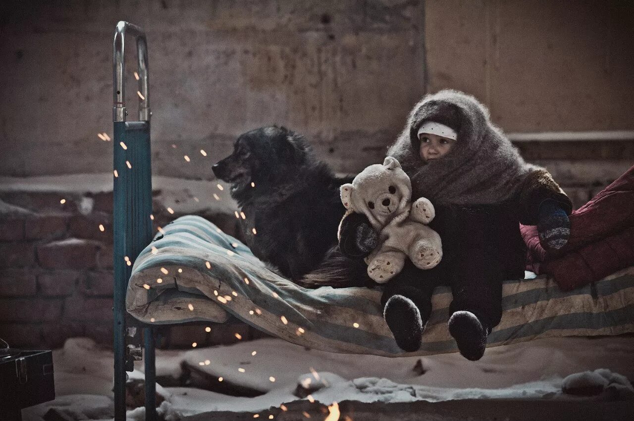 пропавшая девочка в пермском крае 12. девочка бежит по дороге. о мишка мне страшно стих. милашки 2020 нетфликс. выбежала девочка из дома.