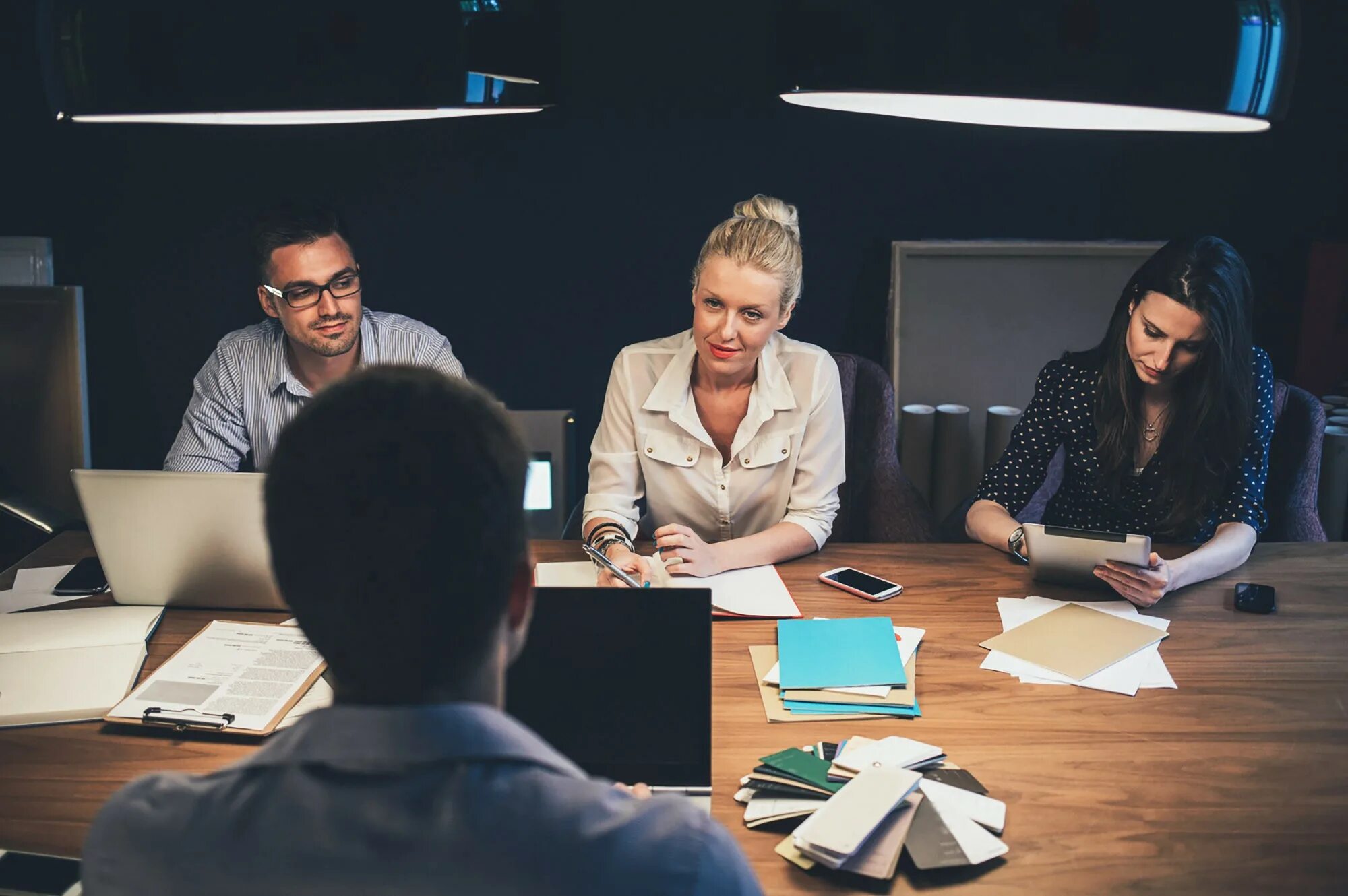 Девушка дизайнер за компьютером. Менеджер рекрутер. Рекрутеры москвы. Рекрутеры москвы. Региональный менеджер яна.