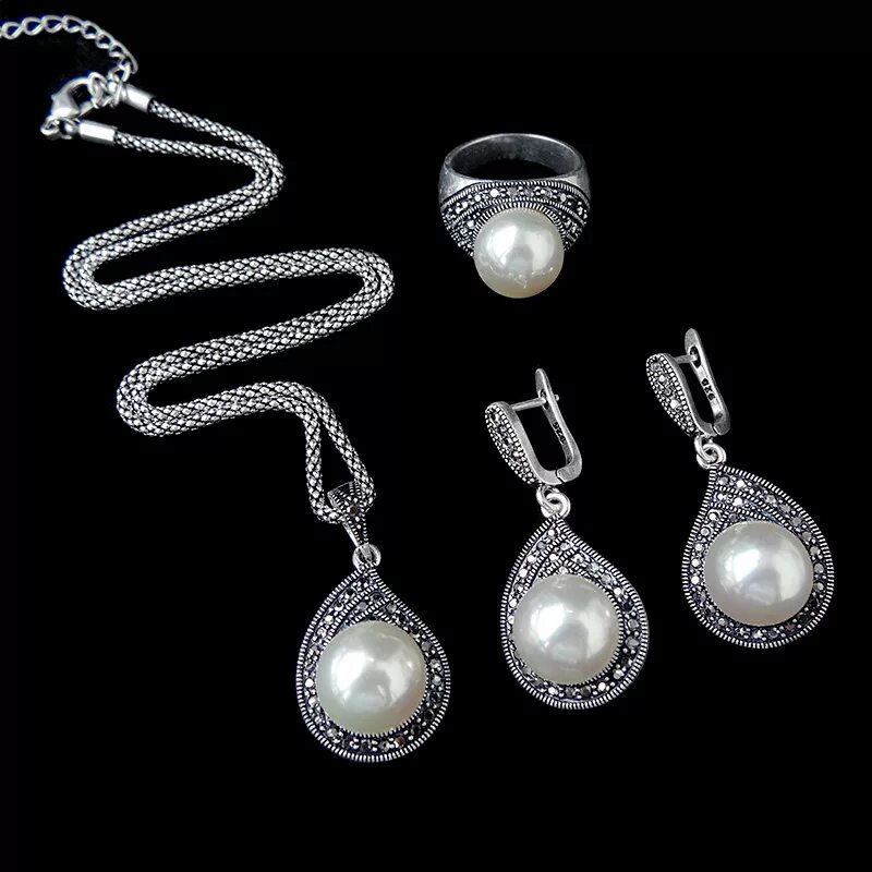 Купить комплекты серебра. Серебро с жемчугом комплект. Комплект серебряных украшений для женщин. Серебро комплект женский. Серебро изделия из серебра для женщин.