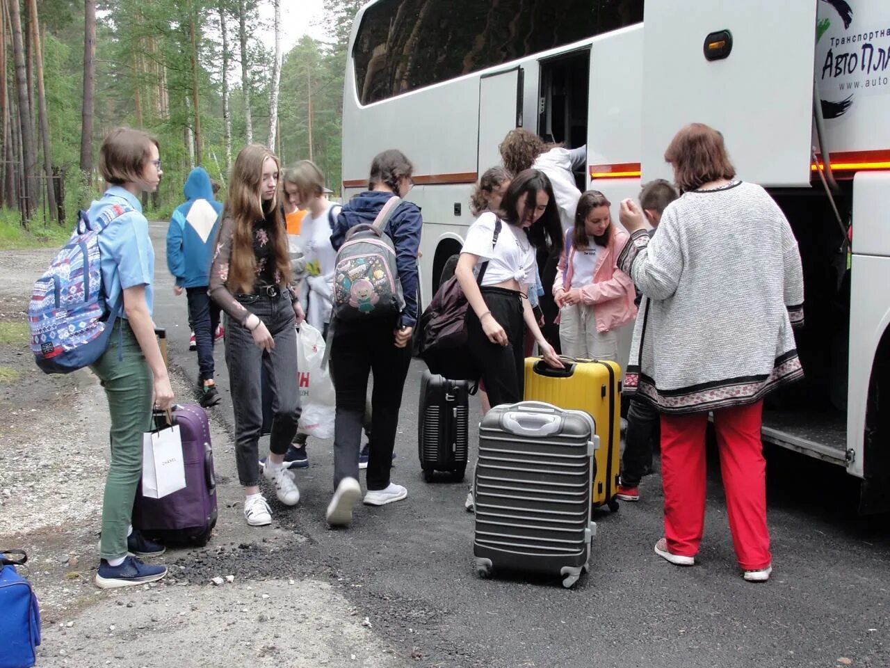 заезд всех детей и сотрудников