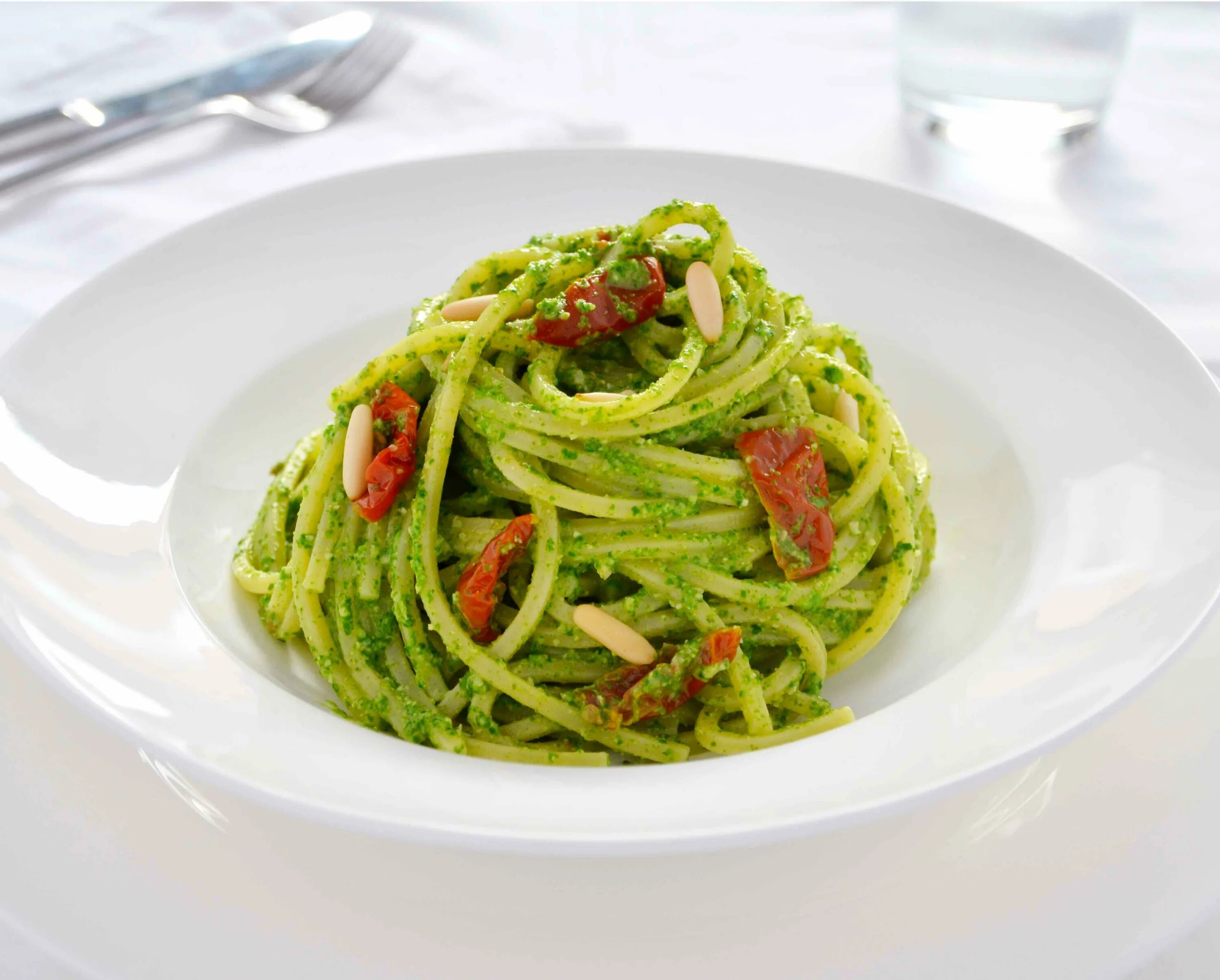 Зеленая лапша песто. Спагетти чили песто. Pasta al pesto. Pesto pasta. Паста фарфалле с песто.