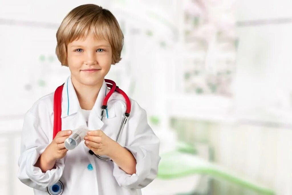 Стал врачом. Доктор для детей. Врач и ребенок. Мальчик у врача. Ребенок в медицинской одежде.