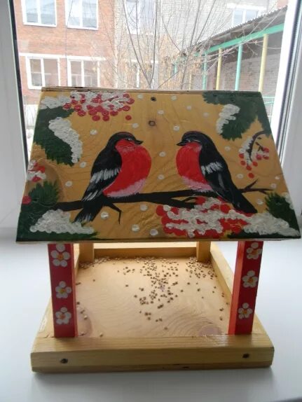 Как разукрасить деревянную кормушку. Раскрасить кормушку для птиц из дерева. Украшение кормушки. Украсить кормушку для птиц. Расписные кормушки для птиц.