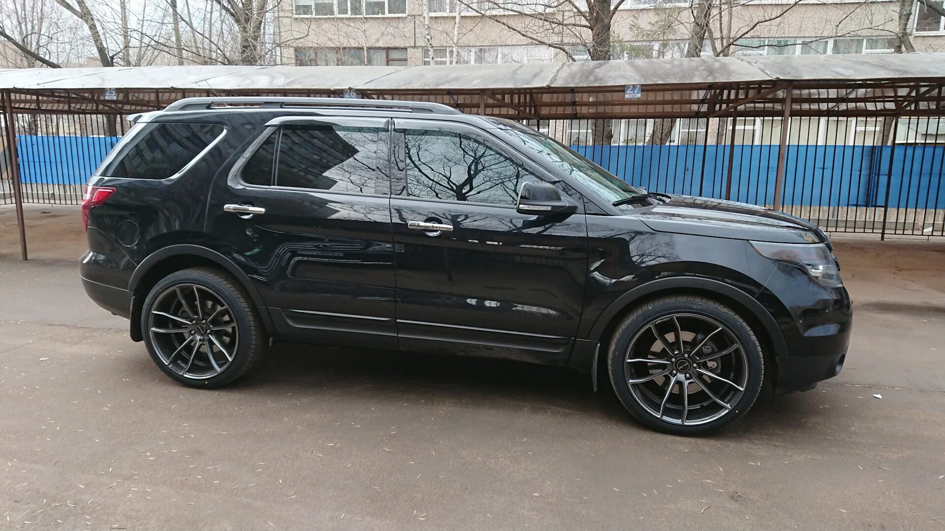 Разболтовка куга. Ford Explorer 5 диски r20. Диски r20 Ford Explorer 5 Sport. Форд эксплорер на 22 дисках. Ford Explorer 5 19 диски.