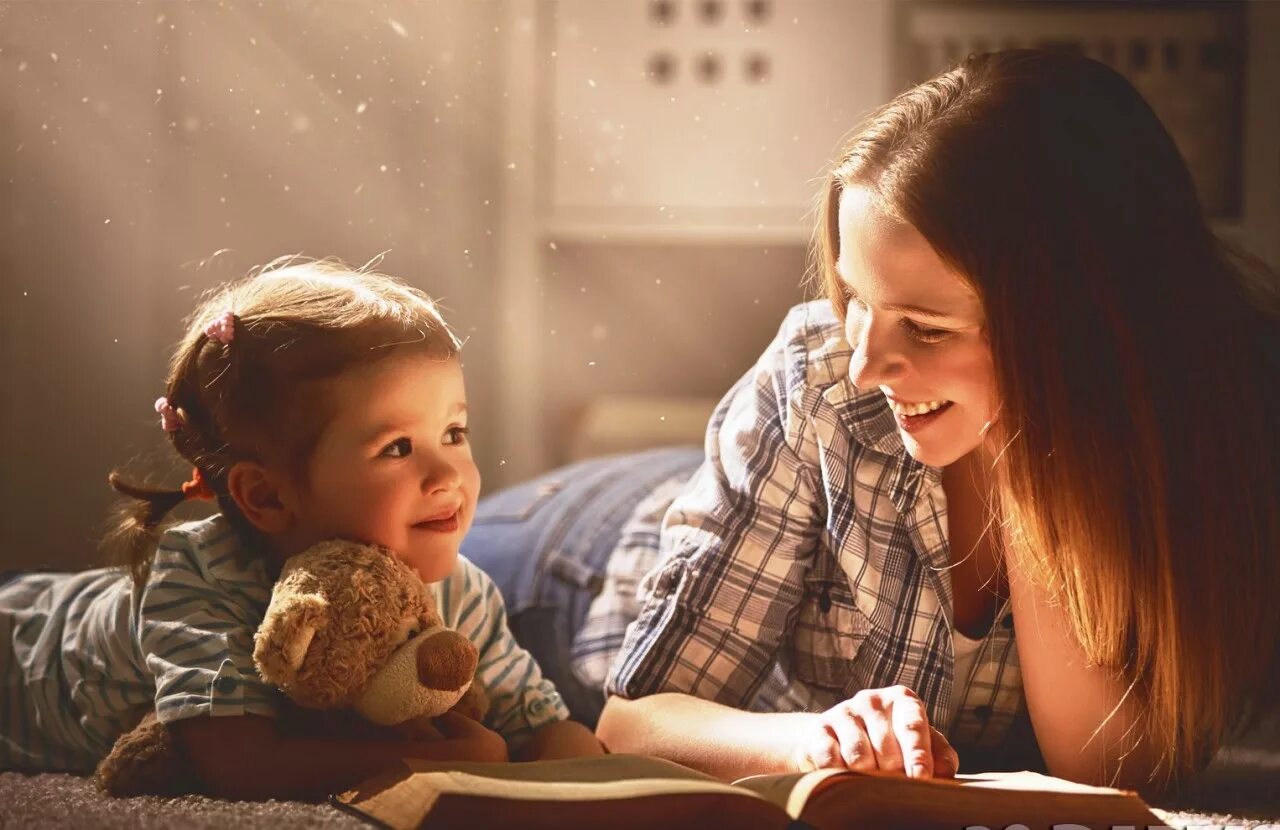 Daughter night. Мама читает сказку ребенку. Девочка с мамой. Чтение сказок детям. Сказки для детей.